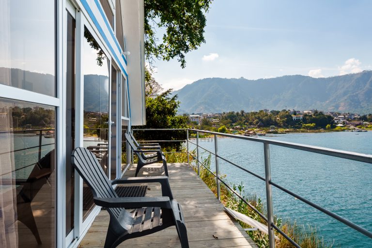 Serie de fotografía de arquitectura y fotografía documental empresarial realizada por Narrativas Digitales para Eco Hotel Uxlabil Atitlán en San Juan la Laguna, enfocada en retratar los espacios, al equipo y narrativa visual de la marca