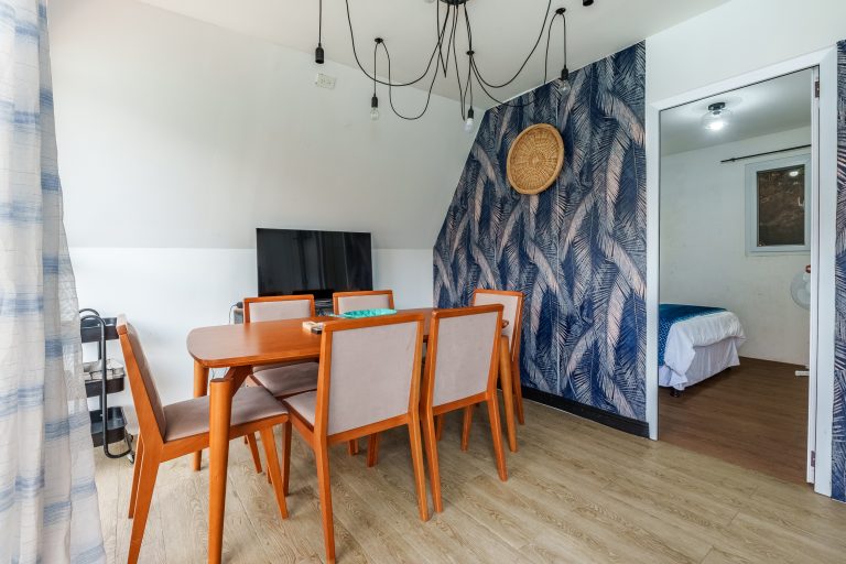 Serie de fotografía de arquitectura y fotografía documental empresarial realizada por Narrativas Digitales para Eco Hotel Uxlabil Atitlán en San Juan la Laguna, enfocada en retratar los espacios, al equipo y narrativa visual de la marca