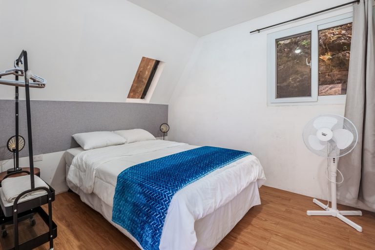 Serie de fotografía de arquitectura y fotografía documental empresarial realizada por Narrativas Digitales para Eco Hotel Uxlabil Atitlán en San Juan la Laguna, enfocada en retratar los espacios, al equipo y narrativa visual de la marca