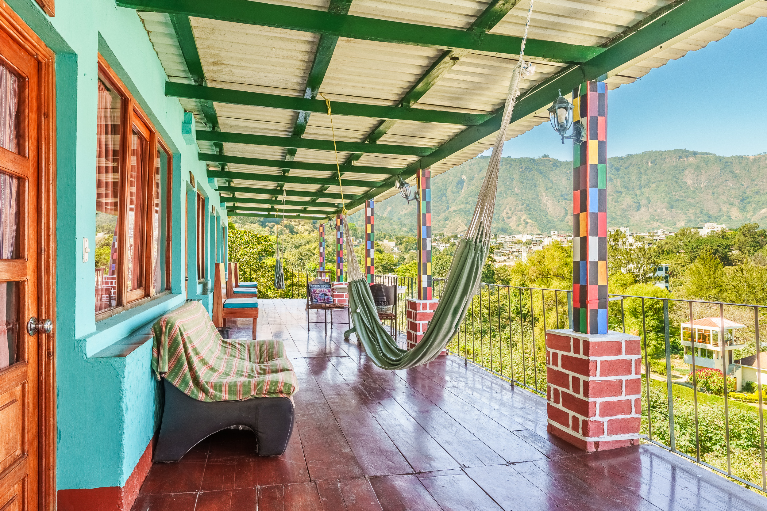 Serie de fotograf&iacute;a de arquitectura y fotograf&iacute;a documental empresarial realizada por Narrativas Digitales para Eco Hotel Uxlabil Atitl&aacute;n en San Juan la Laguna, enfocada en retratar los espacios, al equipo y narrativa visual de la marca
