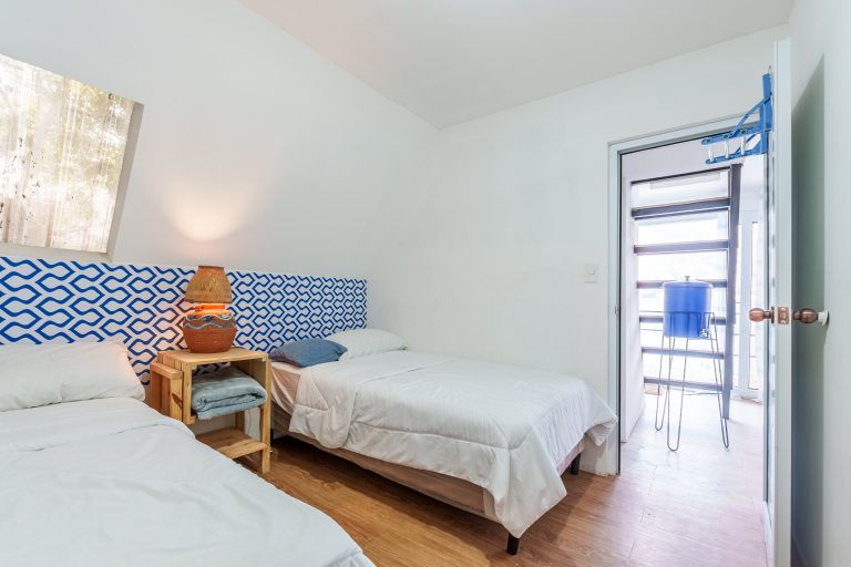 Serie de fotografía de arquitectura y fotografía documental empresarial realizada por Narrativas Digitales para Eco Hotel Uxlabil Atitlán en San Juan la Laguna, enfocada en retratar los espacios, al equipo y narrativa visual de la marca