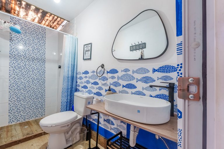 Serie de fotografía de arquitectura y fotografía documental empresarial realizada por Narrativas Digitales para Eco Hotel Uxlabil Atitlán en San Juan la Laguna, enfocada en retratar los espacios, al equipo y narrativa visual de la marca
