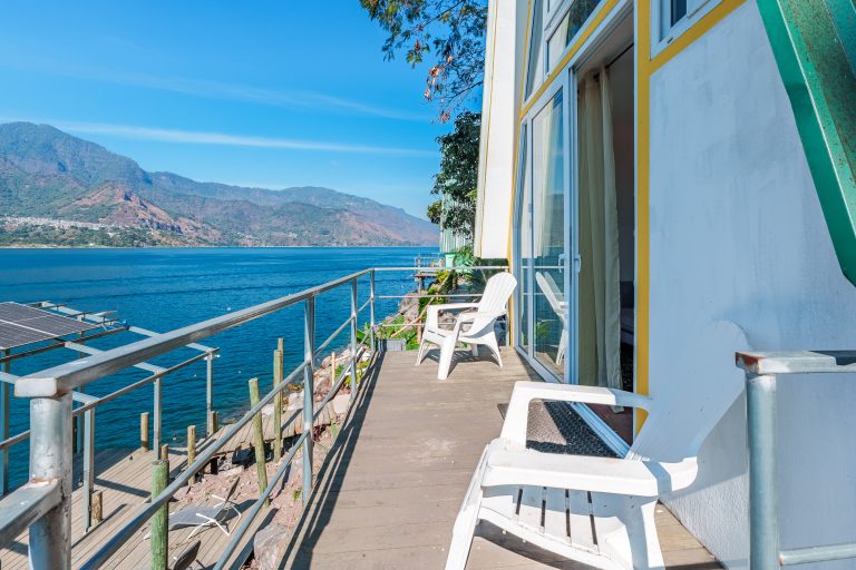 Serie de fotografía de arquitectura y fotografía documental empresarial realizada por Narrativas Digitales para Eco Hotel Uxlabil Atitlán en San Juan la Laguna, enfocada en retratar los espacios, al equipo y narrativa visual de la marca