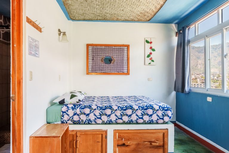 Serie de fotograf&iacute;a de arquitectura y fotograf&iacute;a documental empresarial realizada por Narrativas Digitales para Eco Hotel Uxlabil Atitl&aacute;n en San Juan la Laguna, enfocada en retratar los espacios, al equipo y narrativa visual de la marca
