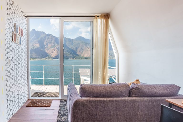 Serie de fotografía de arquitectura y fotografía documental empresarial realizada por Narrativas Digitales para Eco Hotel Uxlabil Atitlán en San Juan la Laguna, enfocada en retratar los espacios, al equipo y narrativa visual de la marca