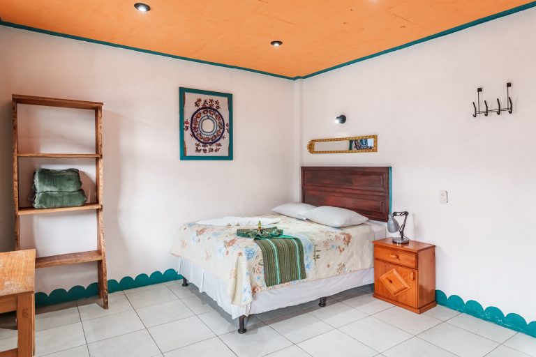 Serie de fotograf&iacute;a de arquitectura y fotograf&iacute;a documental empresarial realizada por Narrativas Digitales para Eco Hotel Uxlabil Atitl&aacute;n en San Juan la Laguna, enfocada en retratar los espacios, al equipo y narrativa visual de la marca