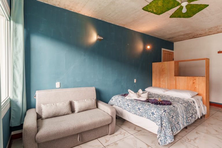 Serie de fotograf&iacute;a de arquitectura y fotograf&iacute;a documental empresarial realizada por Narrativas Digitales para Eco Hotel Uxlabil Atitl&aacute;n en San Juan la Laguna, enfocada en retratar los espacios, al equipo y narrativa visual de la marca