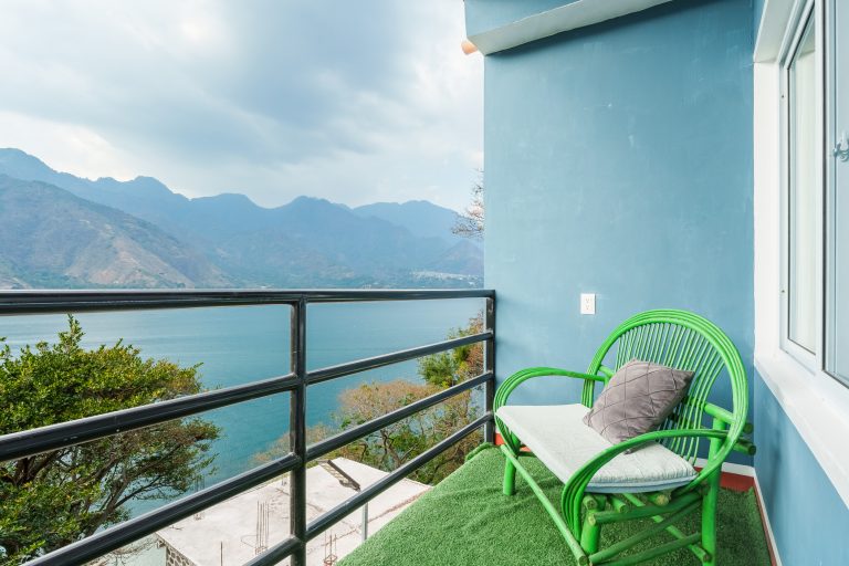 Serie de fotograf&iacute;a de arquitectura y fotograf&iacute;a documental empresarial realizada por Narrativas Digitales para Eco Hotel Uxlabil Atitl&aacute;n en San Juan la Laguna, enfocada en retratar los espacios, al equipo y narrativa visual de la marca