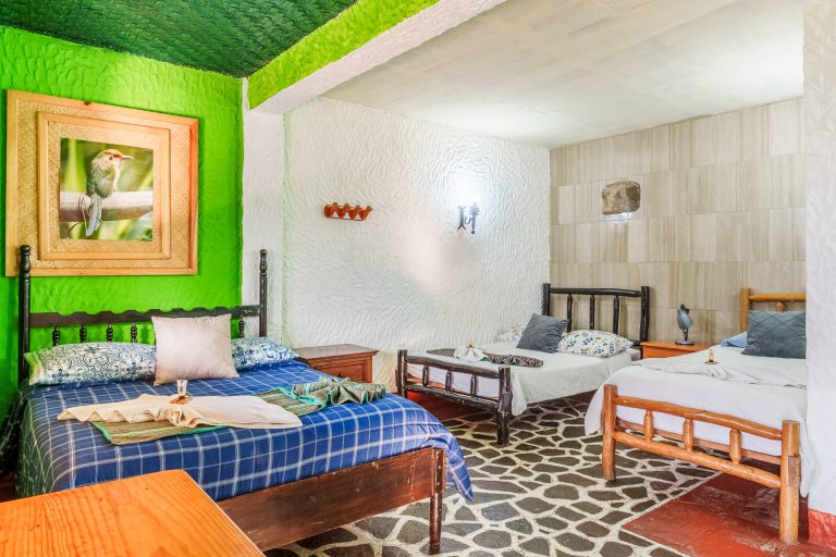 Serie de fotograf&iacute;a de arquitectura y fotograf&iacute;a documental empresarial realizada por Narrativas Digitales para Eco Hotel Uxlabil Atitl&aacute;n en San Juan la Laguna, enfocada en retratar los espacios, al equipo y narrativa visual de la marca
