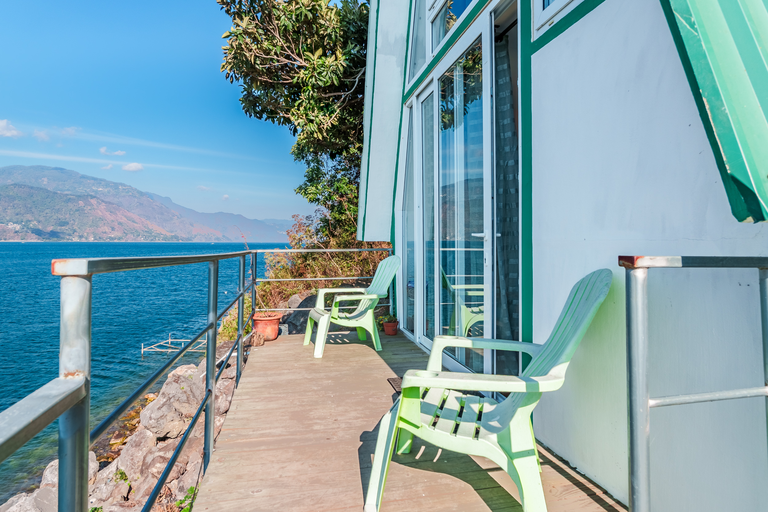 Serie de fotografía de arquitectura y fotografía documental empresarial realizada por Narrativas Digitales para Eco Hotel Uxlabil Atitlán en San Juan la Laguna, enfocada en retratar los espacios, al equipo y narrativa visual de la marca