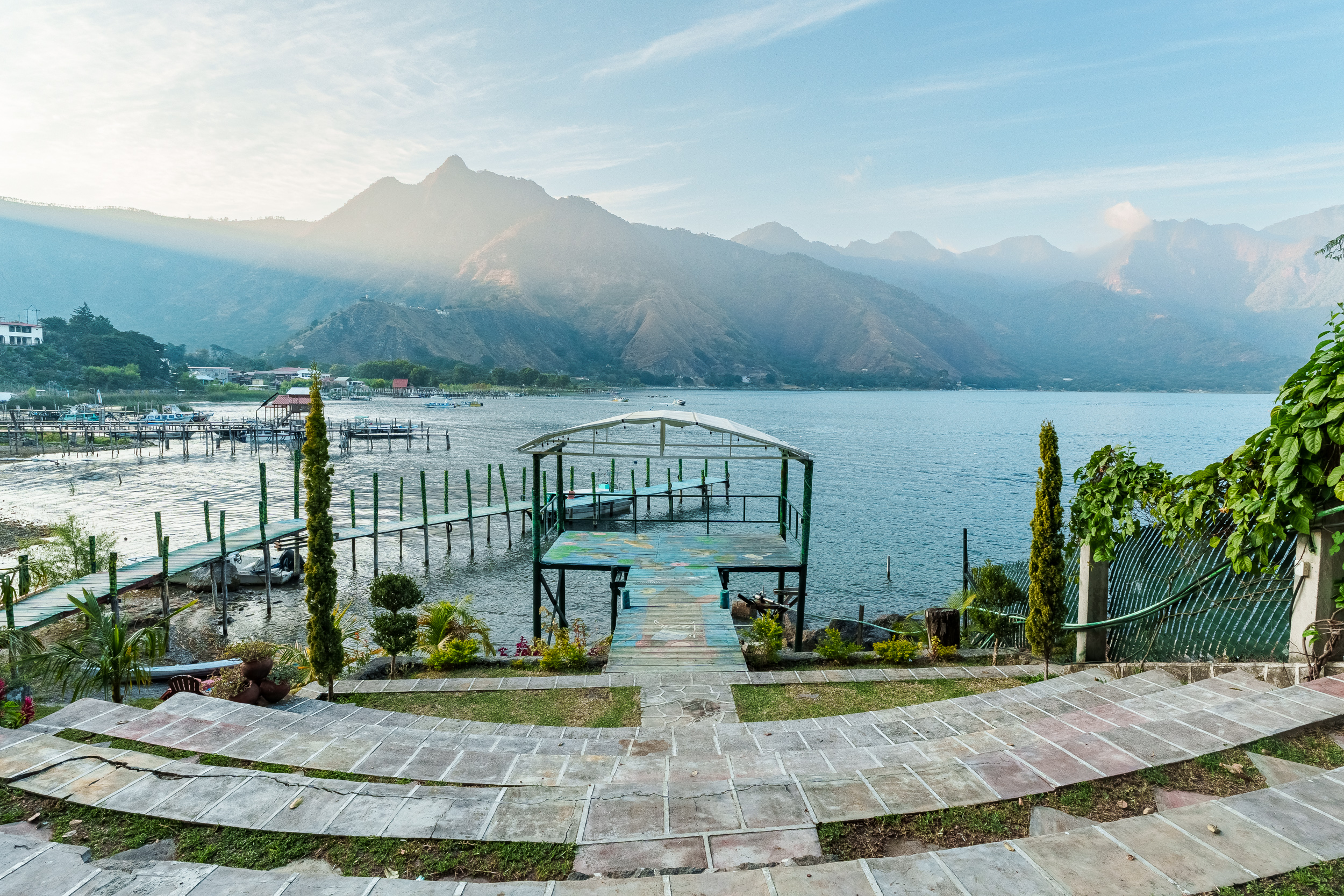 Serie de fotograf&iacute;a de arquitectura y fotograf&iacute;a documental empresarial realizada por Narrativas Digitales para Eco Hotel Uxlabil Atitl&aacute;n en San Juan la Laguna, enfocada en retratar los espacios, al equipo y narrativa visual de la marca