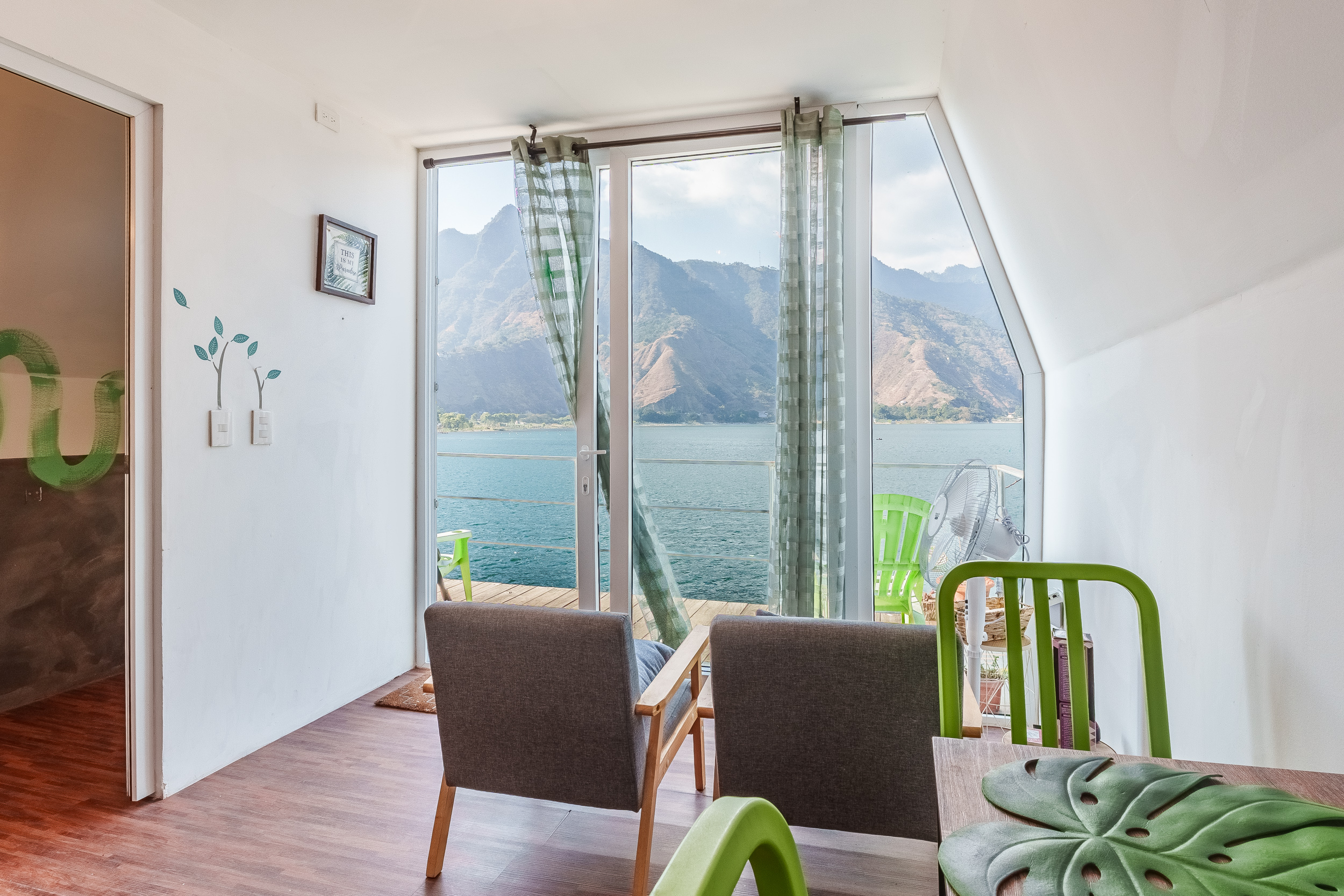 Serie de fotografía de arquitectura y fotografía documental empresarial realizada por Narrativas Digitales para Eco Hotel Uxlabil Atitlán en San Juan la Laguna, enfocada en retratar los espacios, al equipo y narrativa visual de la marca
