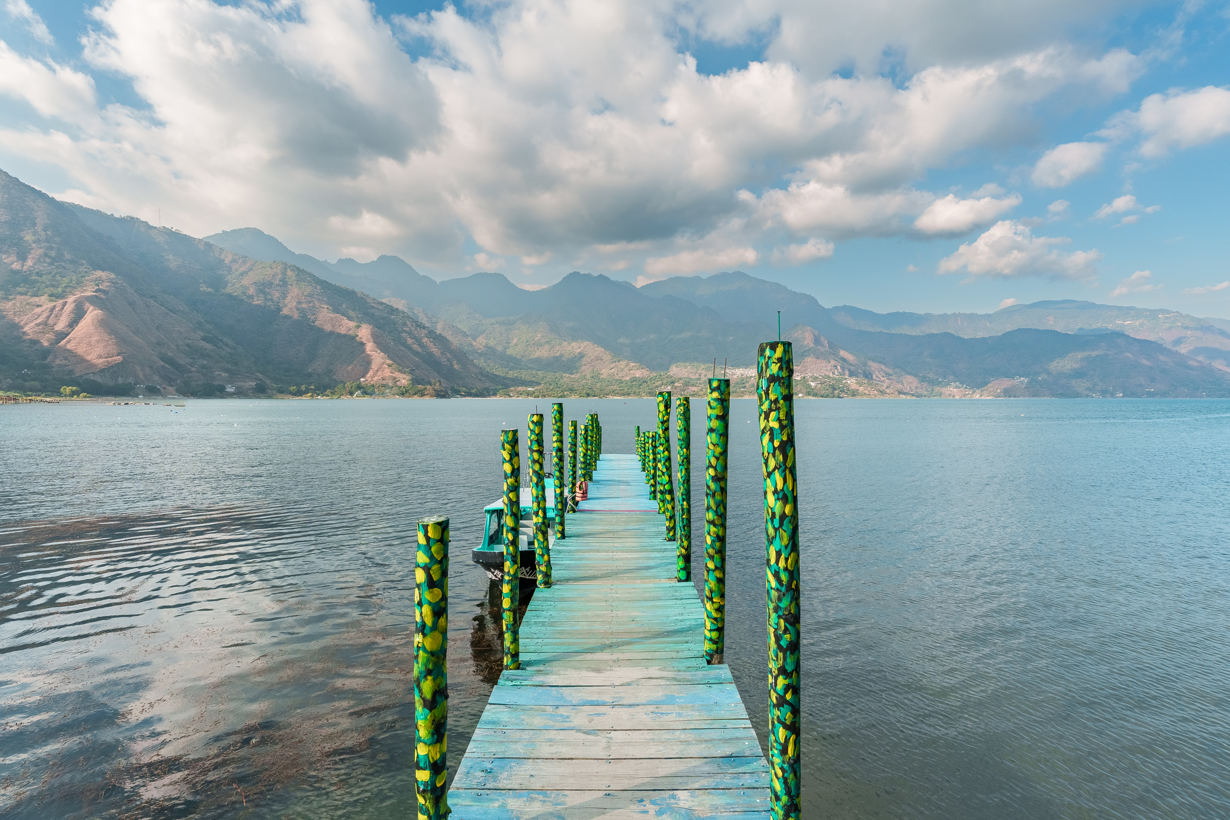 Serie de fotograf&iacute;a de arquitectura y fotograf&iacute;a documental empresarial realizada por Narrativas Digitales para Eco Hotel Uxlabil Atitl&aacute;n en San Juan la Laguna, enfocada en retratar los espacios, al equipo y narrativa visual de la marca