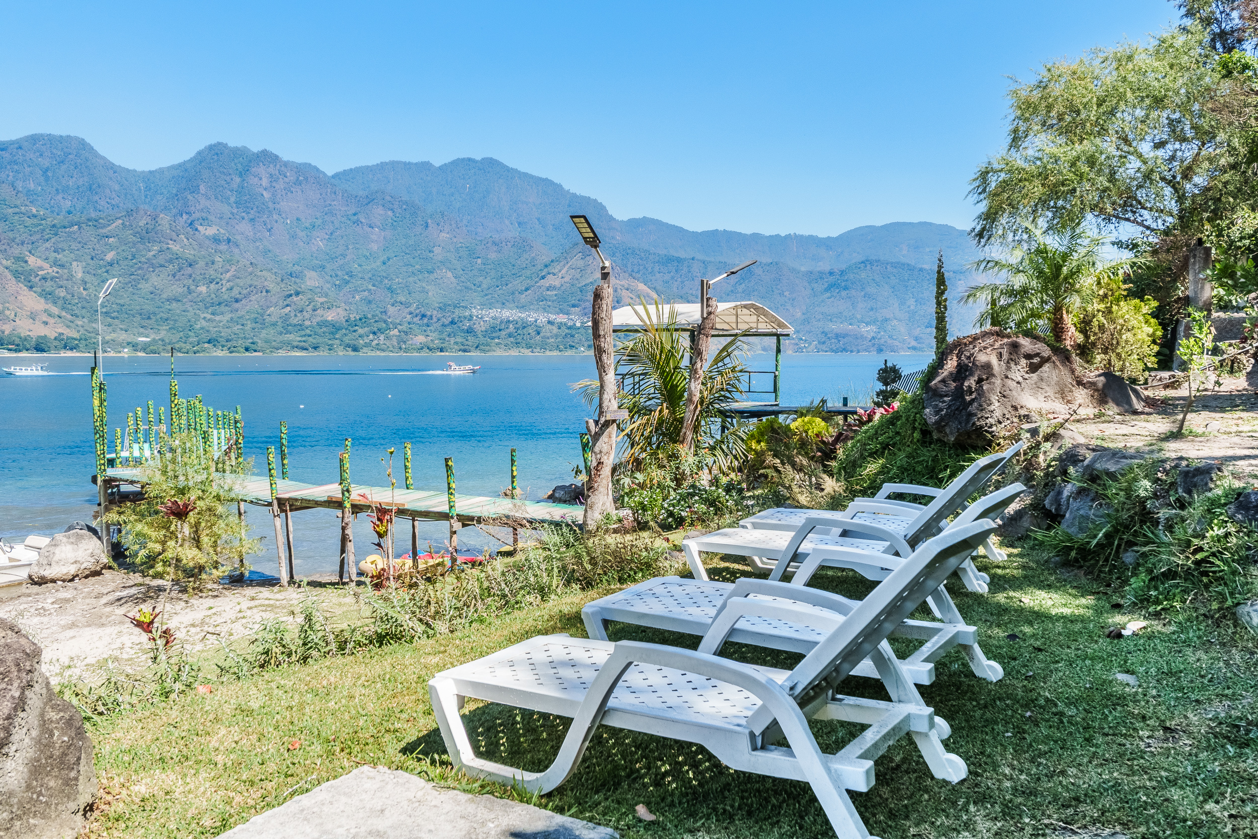 Serie de fotograf&iacute;a de arquitectura y fotograf&iacute;a documental empresarial realizada por Narrativas Digitales para Eco Hotel Uxlabil Atitl&aacute;n en San Juan la Laguna, enfocada en retratar los espacios, al equipo y narrativa visual de la marca