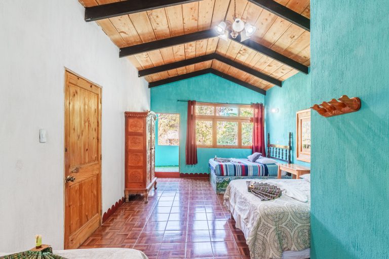 Serie de fotograf&iacute;a de arquitectura y fotograf&iacute;a documental empresarial realizada por Narrativas Digitales para Eco Hotel Uxlabil Atitl&aacute;n en San Juan la Laguna, enfocada en retratar los espacios, al equipo y narrativa visual de la marca