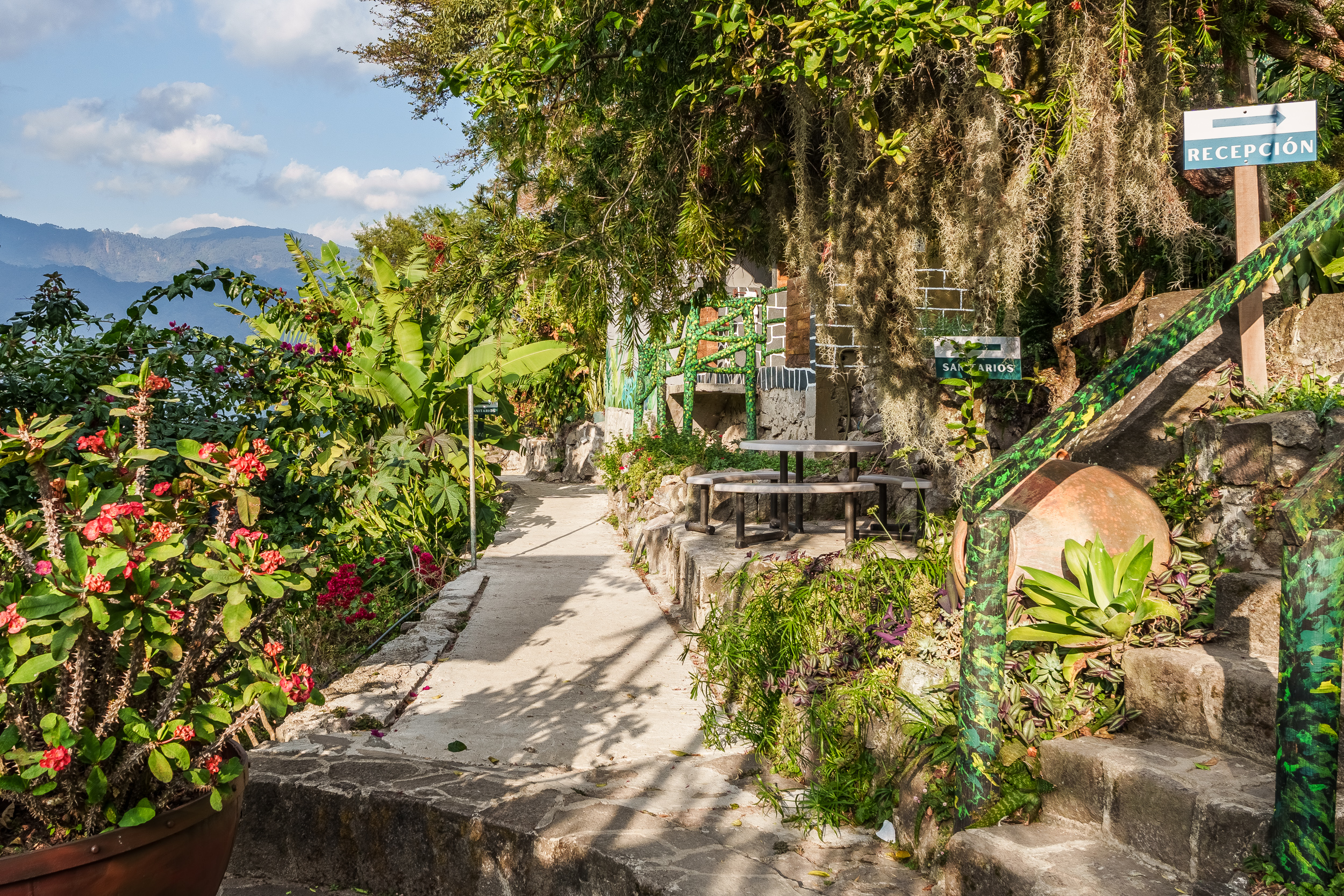 Serie de fotograf&iacute;a de arquitectura y fotograf&iacute;a documental empresarial realizada por Narrativas Digitales para Eco Hotel Uxlabil Atitl&aacute;n en San Juan la Laguna, enfocada en retratar los espacios, al equipo y narrativa visual de la marca
