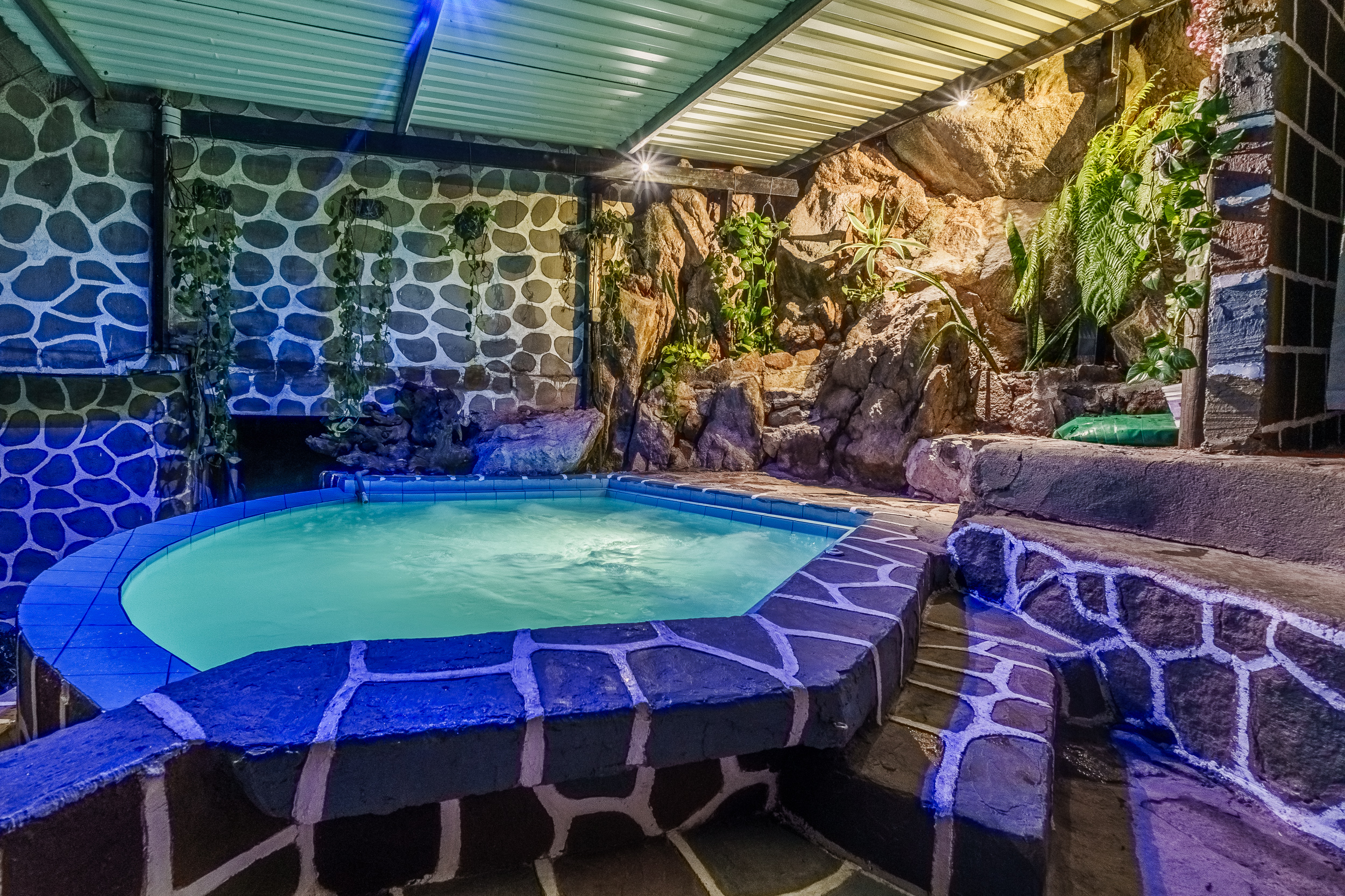 Serie de fotograf&iacute;a de arquitectura y fotograf&iacute;a documental empresarial realizada por Narrativas Digitales para Eco Hotel Uxlabil Atitl&aacute;n en San Juan la Laguna, enfocada en retratar los espacios, al equipo y narrativa visual de la marca