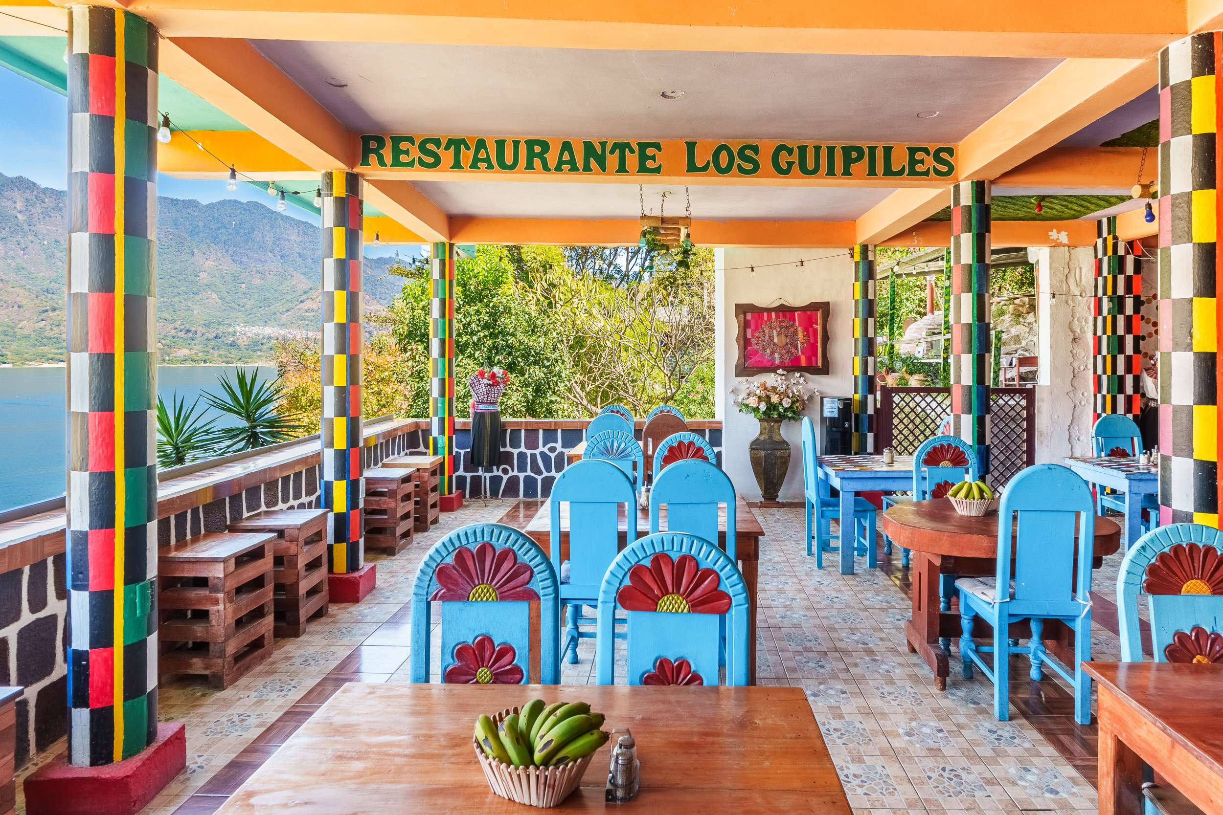 Serie de fotografía de arquitectura y fotografía documental empresarial realizada por Narrativas Digitales para Eco Hotel Uxlabil Atitlán en San Juan la Laguna, enfocada en retratar los espacios, al equipo y narrativa visual de la marca