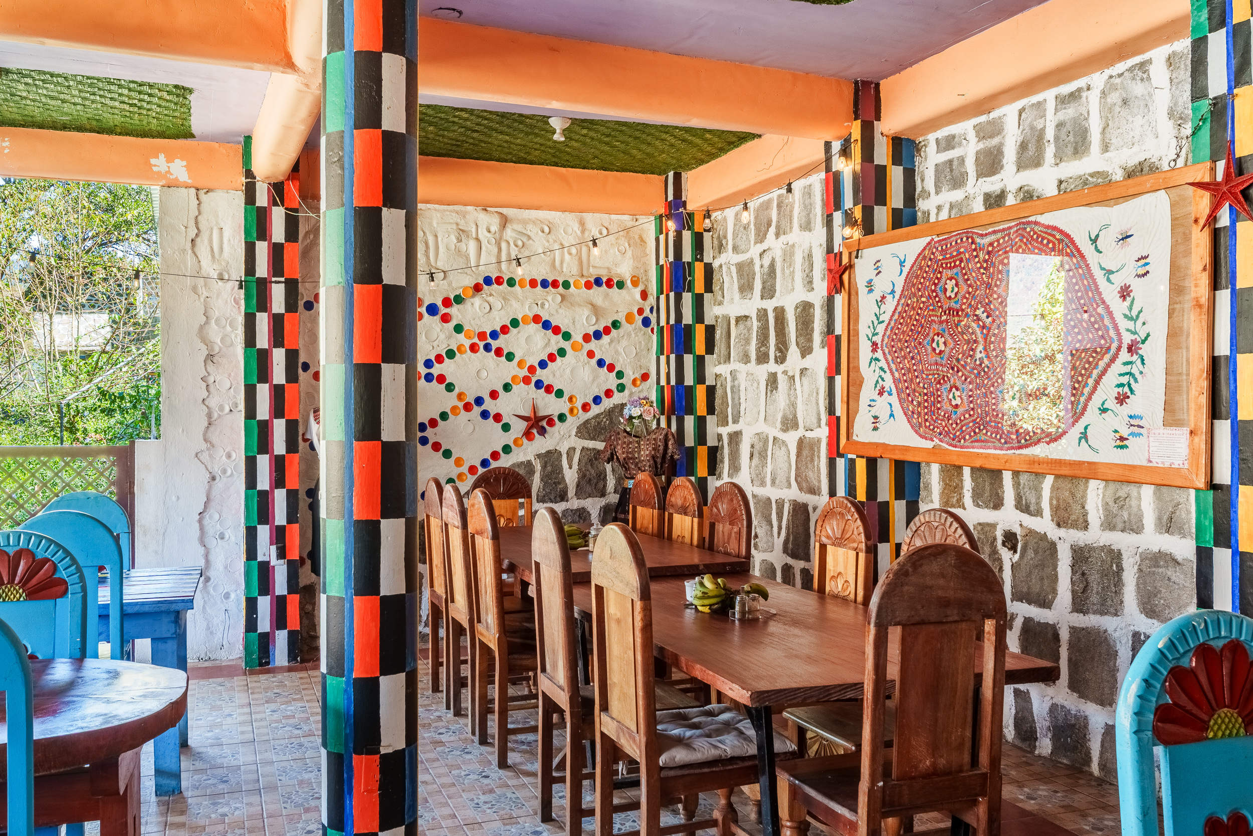 Serie de fotografía de arquitectura y fotografía documental empresarial realizada por Narrativas Digitales para Eco Hotel Uxlabil Atitlán en San Juan la Laguna, enfocada en retratar los espacios, al equipo y narrativa visual de la marca