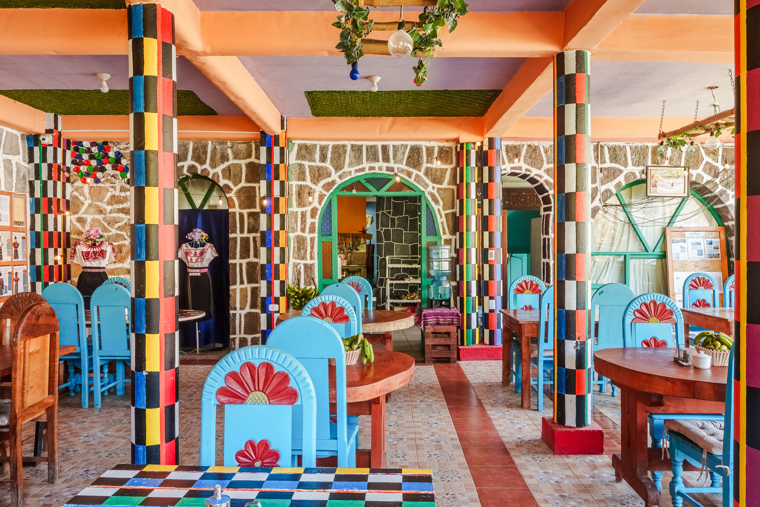 Serie de fotografía de arquitectura y fotografía documental empresarial realizada por Narrativas Digitales para Eco Hotel Uxlabil Atitlán en San Juan la Laguna, enfocada en retratar los espacios, al equipo y narrativa visual de la marca