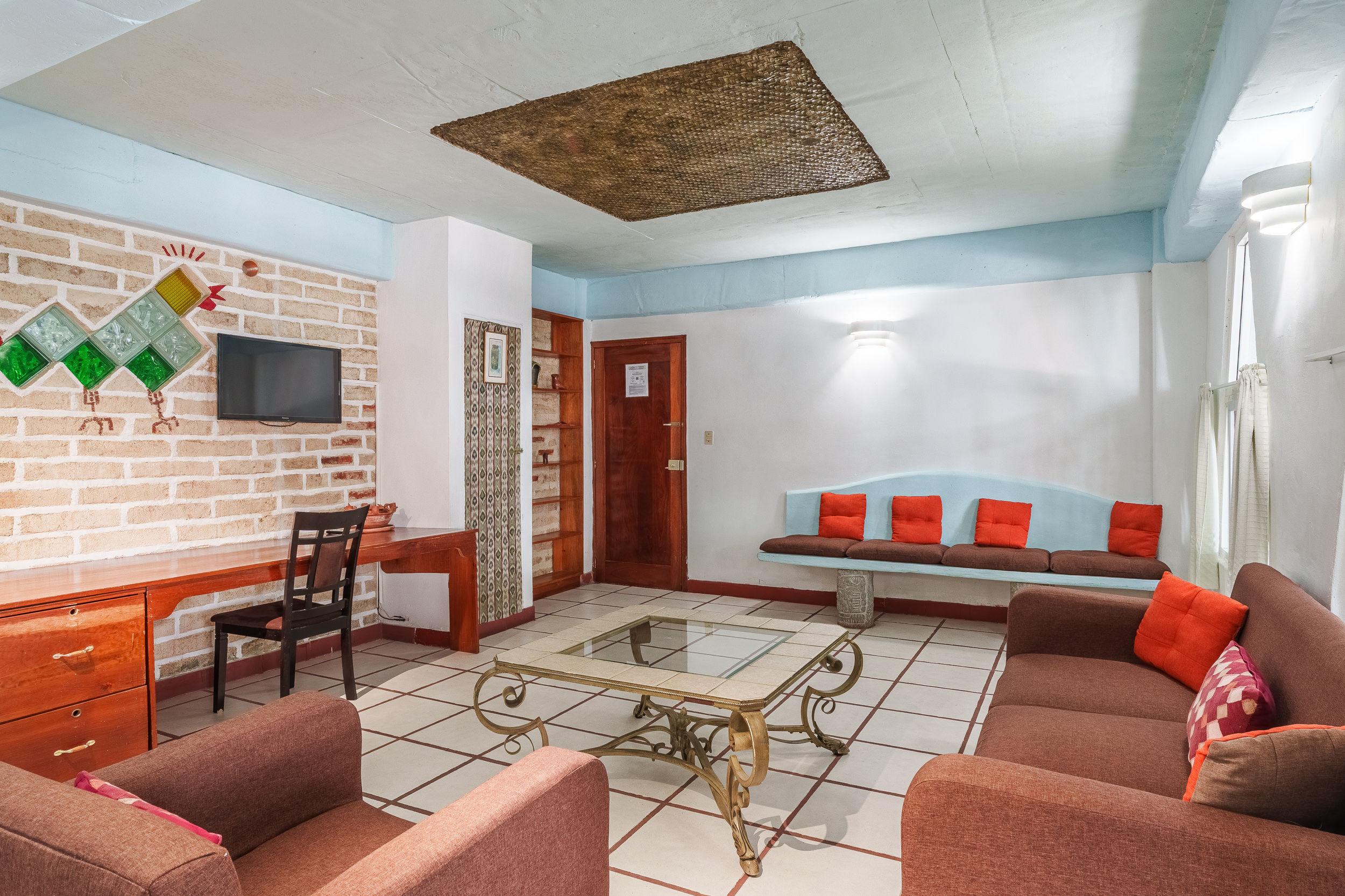 Serie de fotografía de arquitectura y fotografía documental empresarial realizada para Eco Suites Uxlabil en Ciudad de Guatemala, enfocada en retratar los espacios, al equipo y narrativa visual de la marca