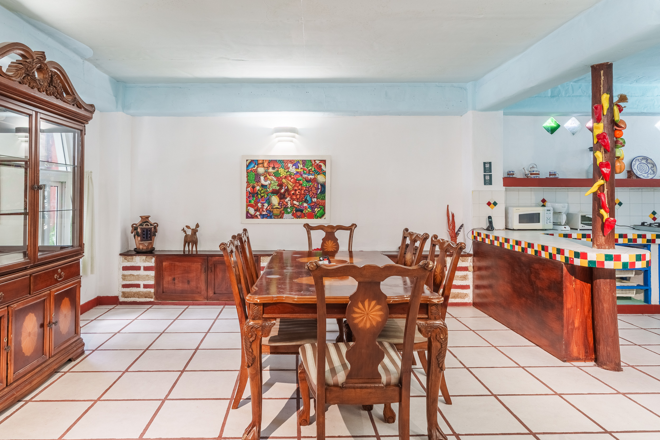 Serie de fotografía de arquitectura y fotografía documental empresarial realizada para Eco Suites Uxlabil en Ciudad de Guatemala, enfocada en retratar los espacios, al equipo y narrativa visual de la marca