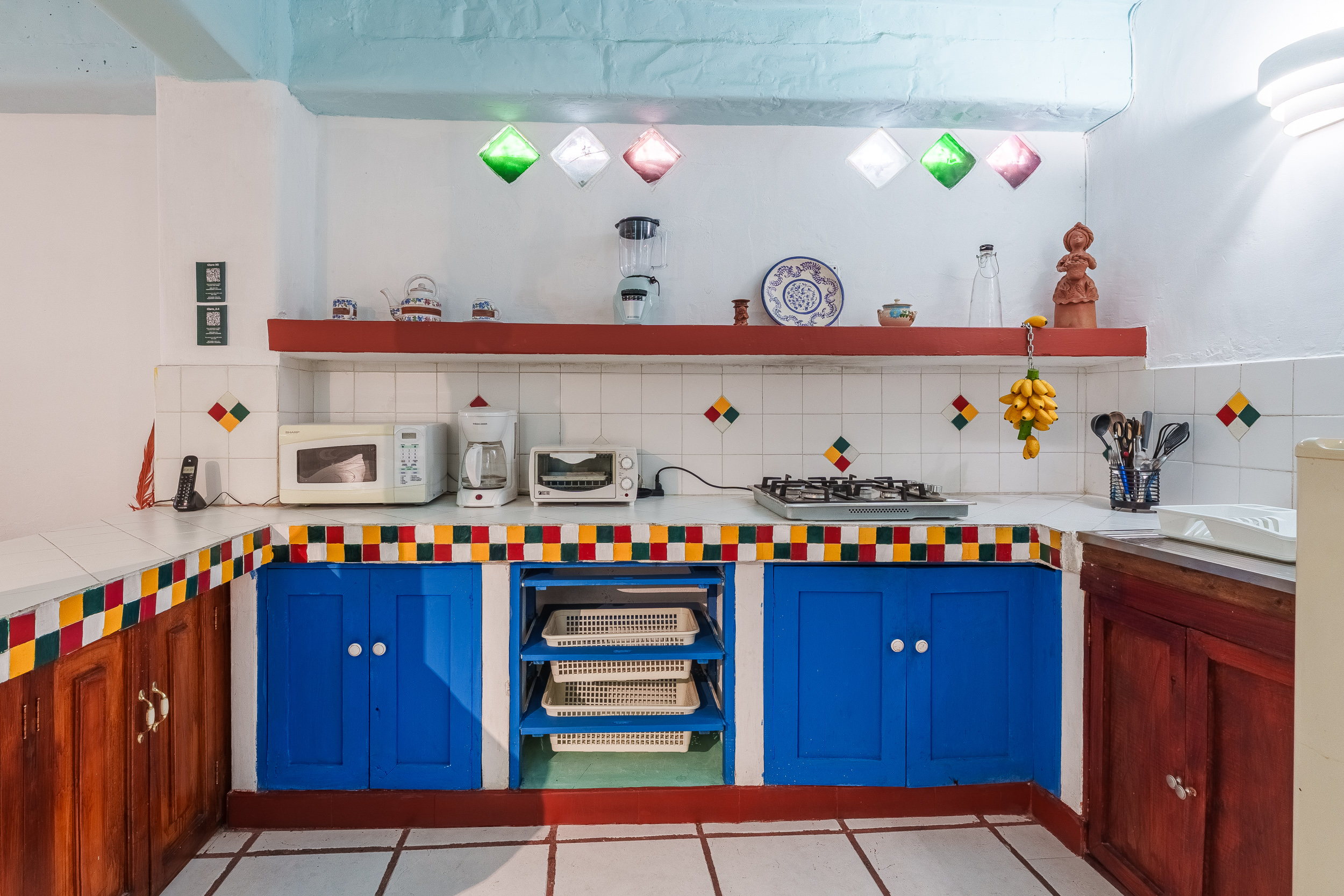 Serie de fotografía de arquitectura y fotografía documental empresarial realizada para Eco Suites Uxlabil en Ciudad de Guatemala, enfocada en retratar los espacios, al equipo y narrativa visual de la marca