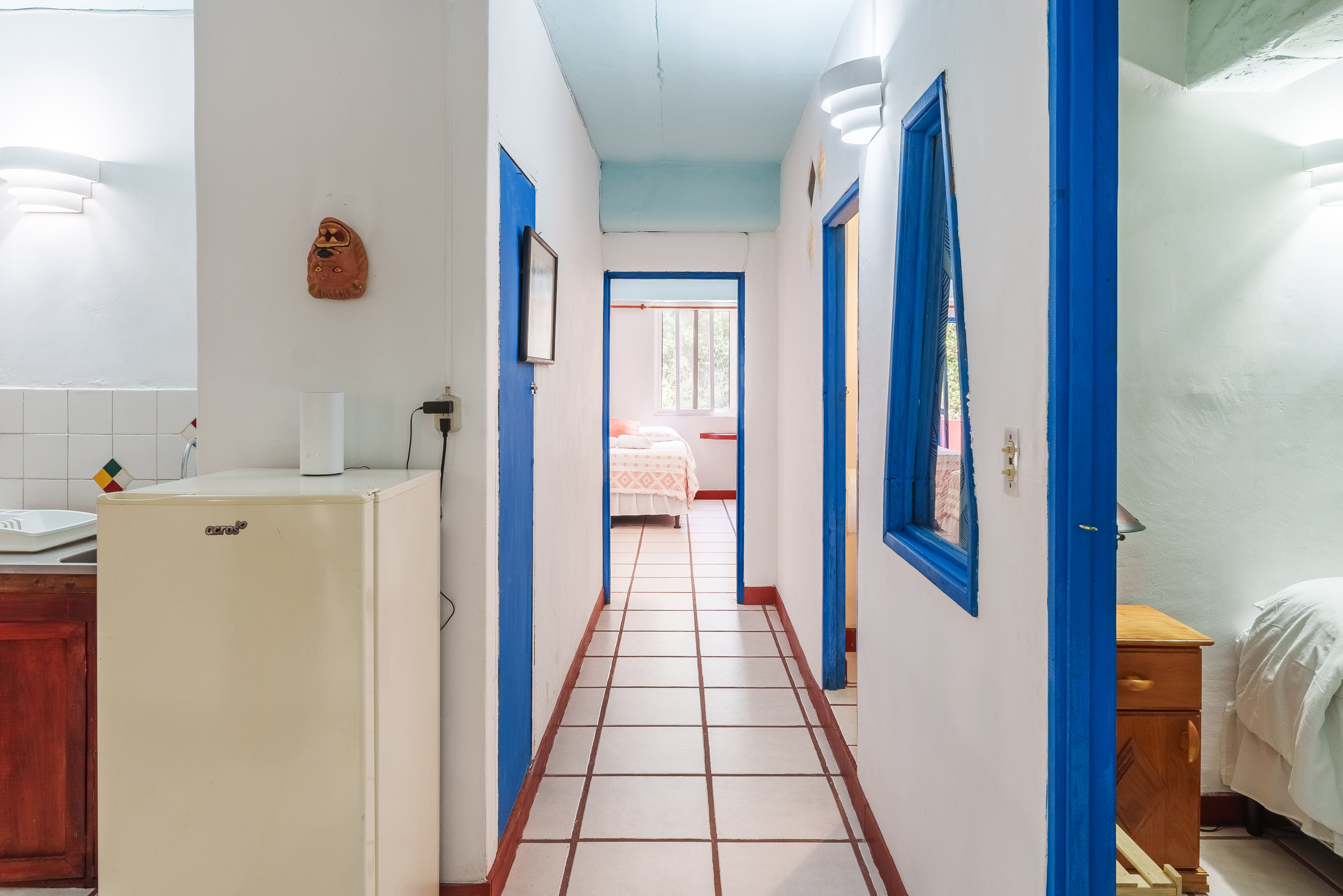 Serie de fotografía de arquitectura y fotografía documental empresarial realizada para Eco Suites Uxlabil en Ciudad de Guatemala, enfocada en retratar los espacios, al equipo y narrativa visual de la marca