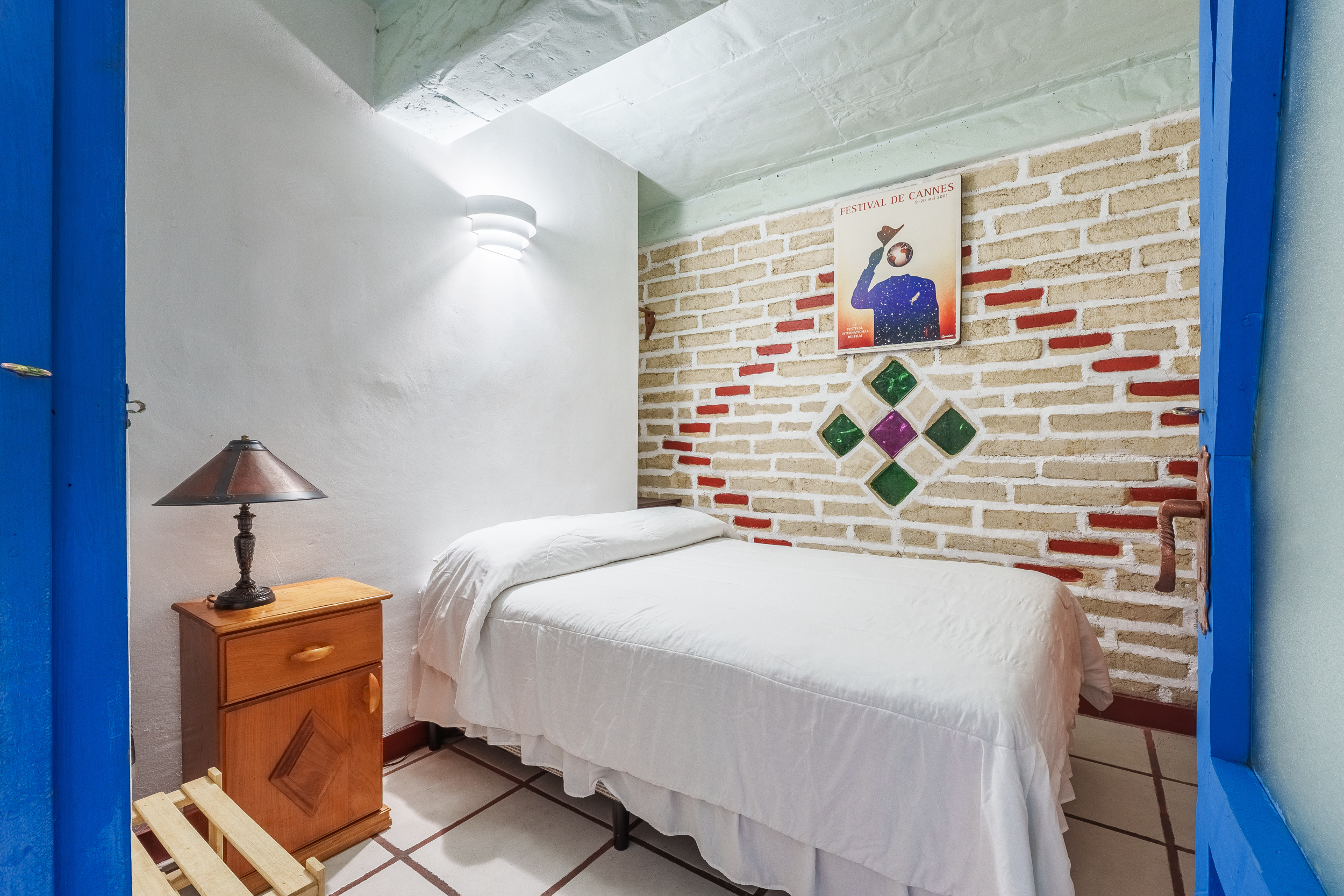 Serie de fotografía de arquitectura y fotografía documental empresarial realizada para Eco Suites Uxlabil en Ciudad de Guatemala, enfocada en retratar los espacios, al equipo y narrativa visual de la marca