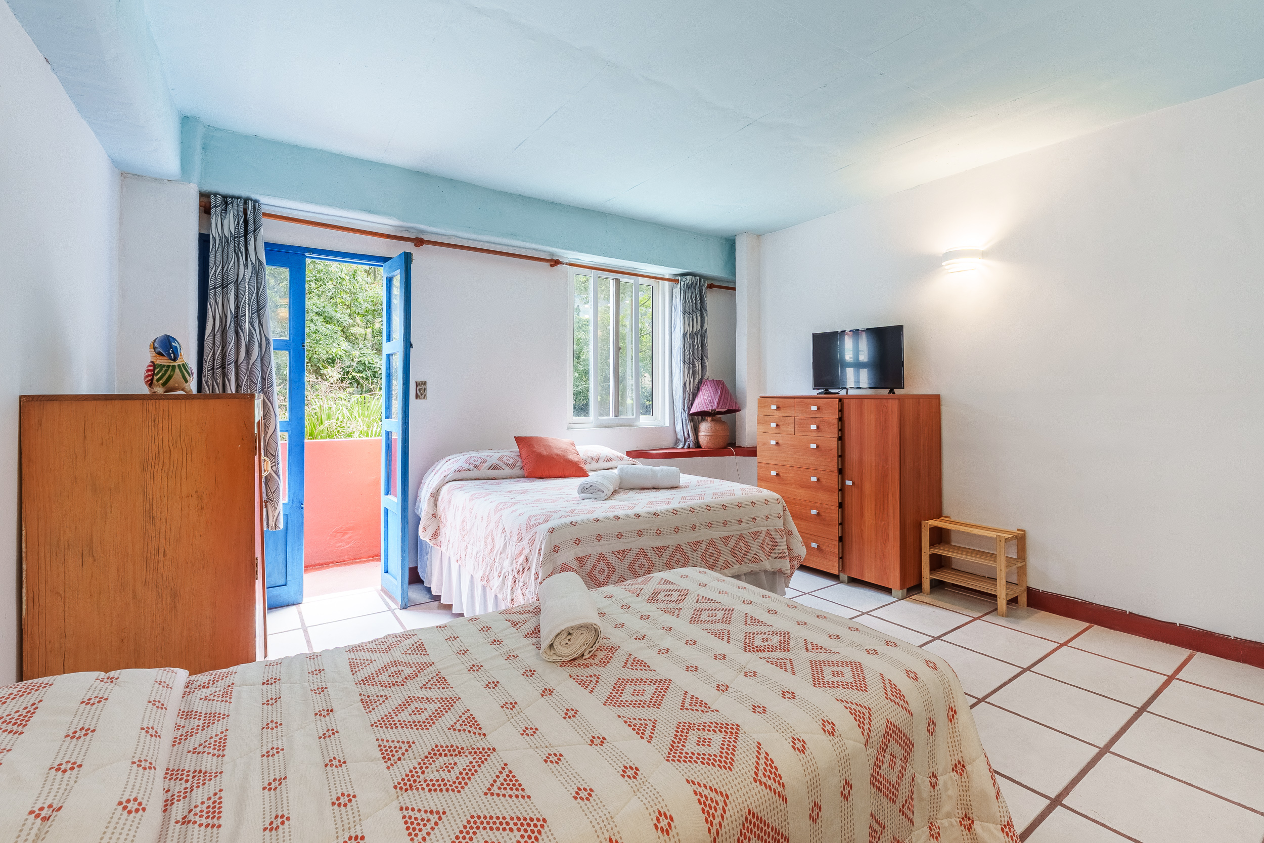 Serie de fotografía de arquitectura y fotografía documental empresarial realizada para Eco Suites Uxlabil en Ciudad de Guatemala, enfocada en retratar los espacios, al equipo y narrativa visual de la marca