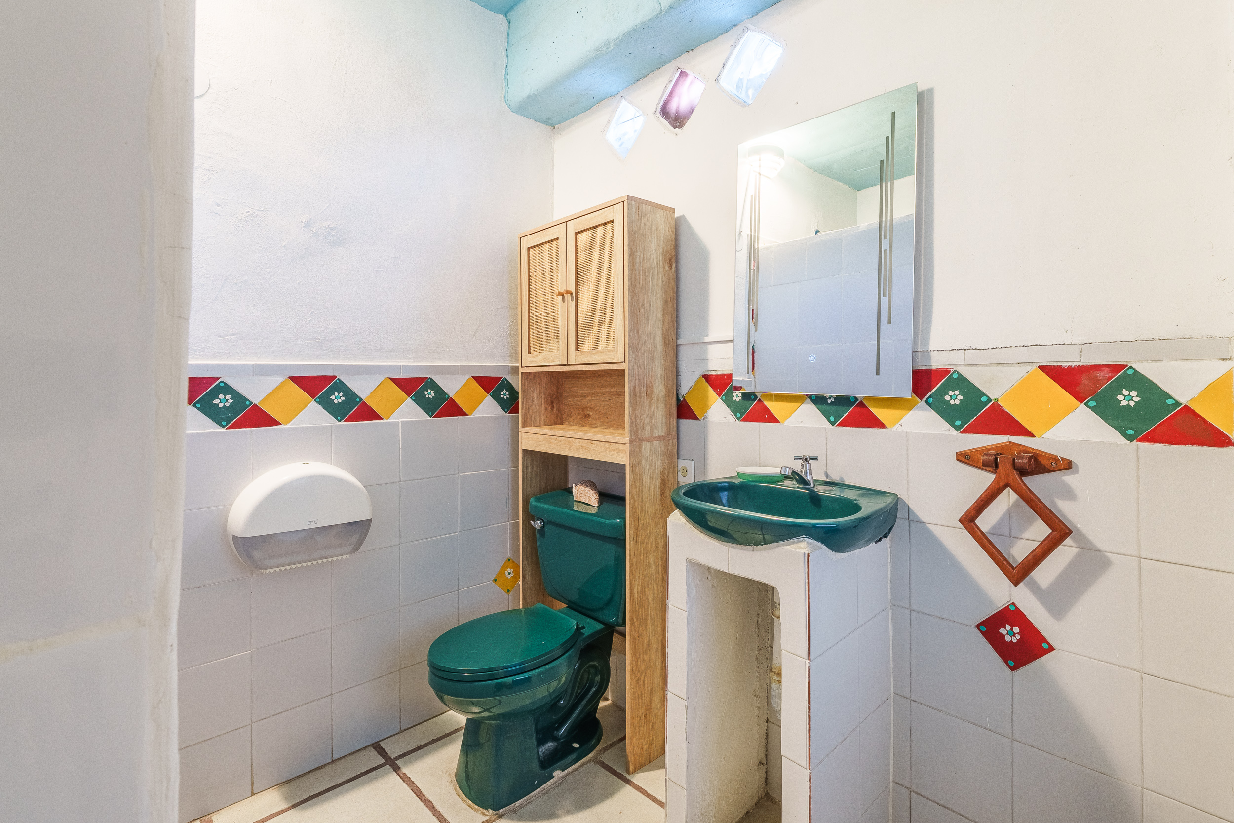 Serie de fotografía de arquitectura y fotografía documental empresarial realizada para Eco Suites Uxlabil en Ciudad de Guatemala, enfocada en retratar los espacios, al equipo y narrativa visual de la marca