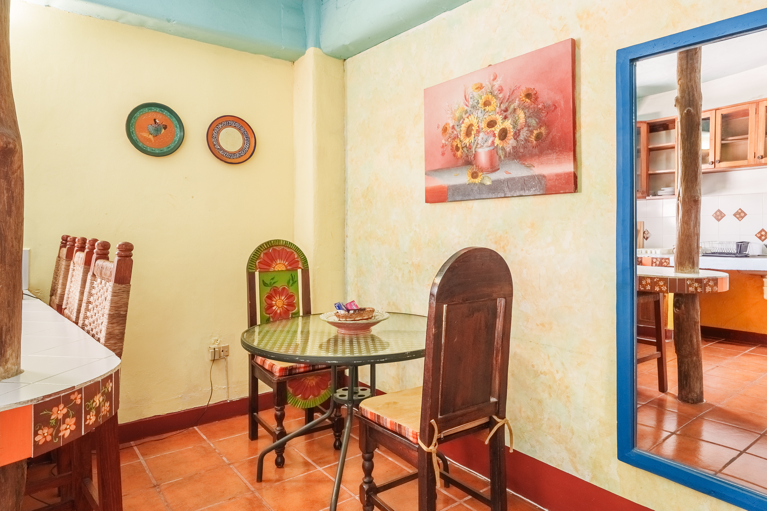 Serie de fotografía de arquitectura y fotografía documental empresarial realizada para Eco Suites Uxlabil en Ciudad de Guatemala, enfocada en retratar los espacios, al equipo y narrativa visual de la marca