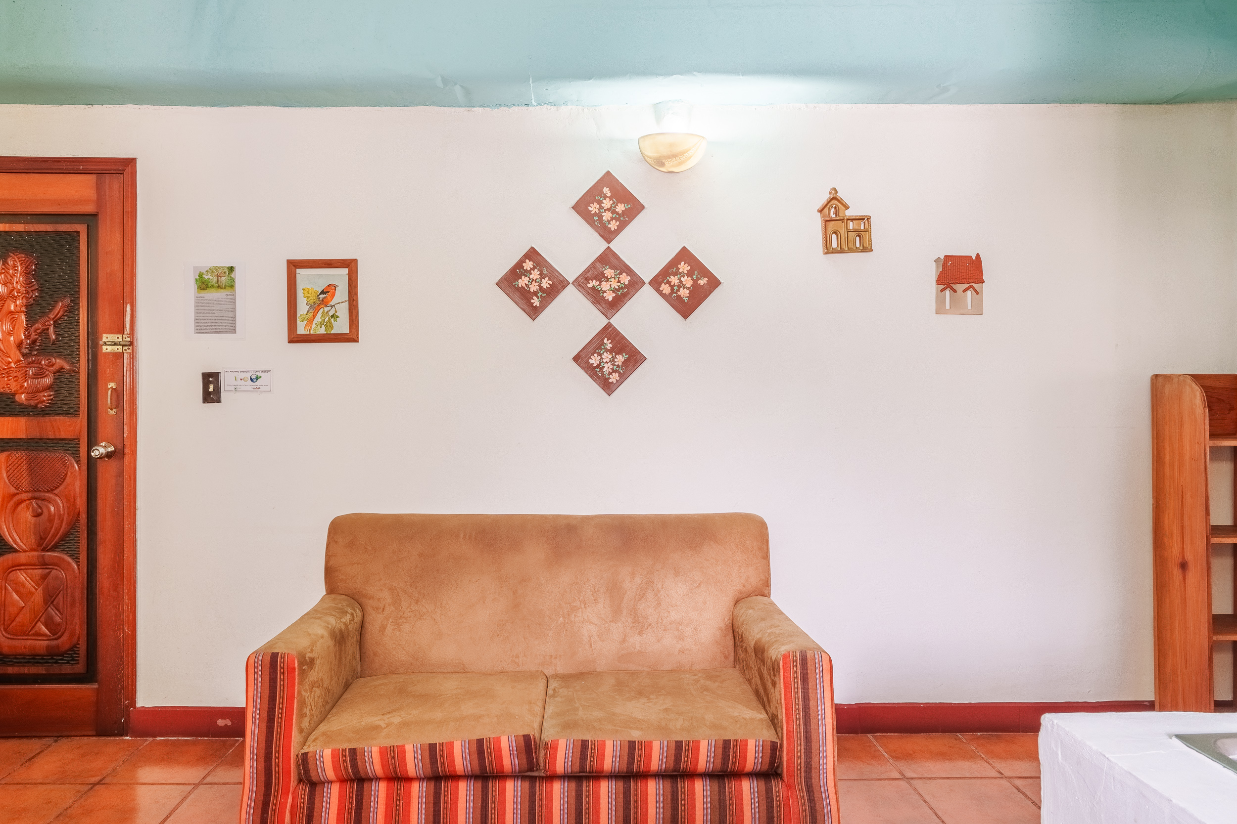 Serie de fotografía de arquitectura y fotografía documental empresarial realizada para Eco Suites Uxlabil en Ciudad de Guatemala, enfocada en retratar los espacios, al equipo y narrativa visual de la marca
