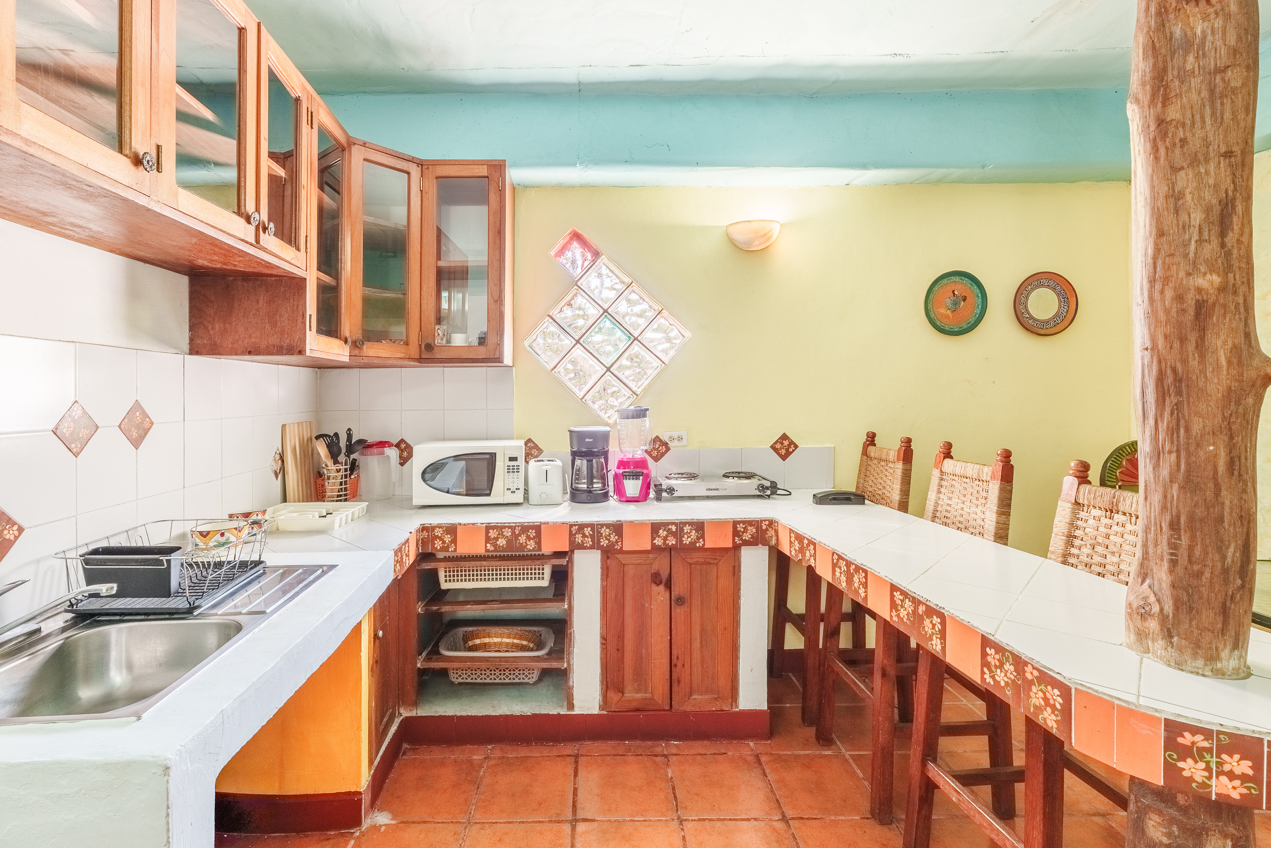 Serie de fotografía de arquitectura y fotografía documental empresarial realizada para Eco Suites Uxlabil en Ciudad de Guatemala, enfocada en retratar los espacios, al equipo y narrativa visual de la marca