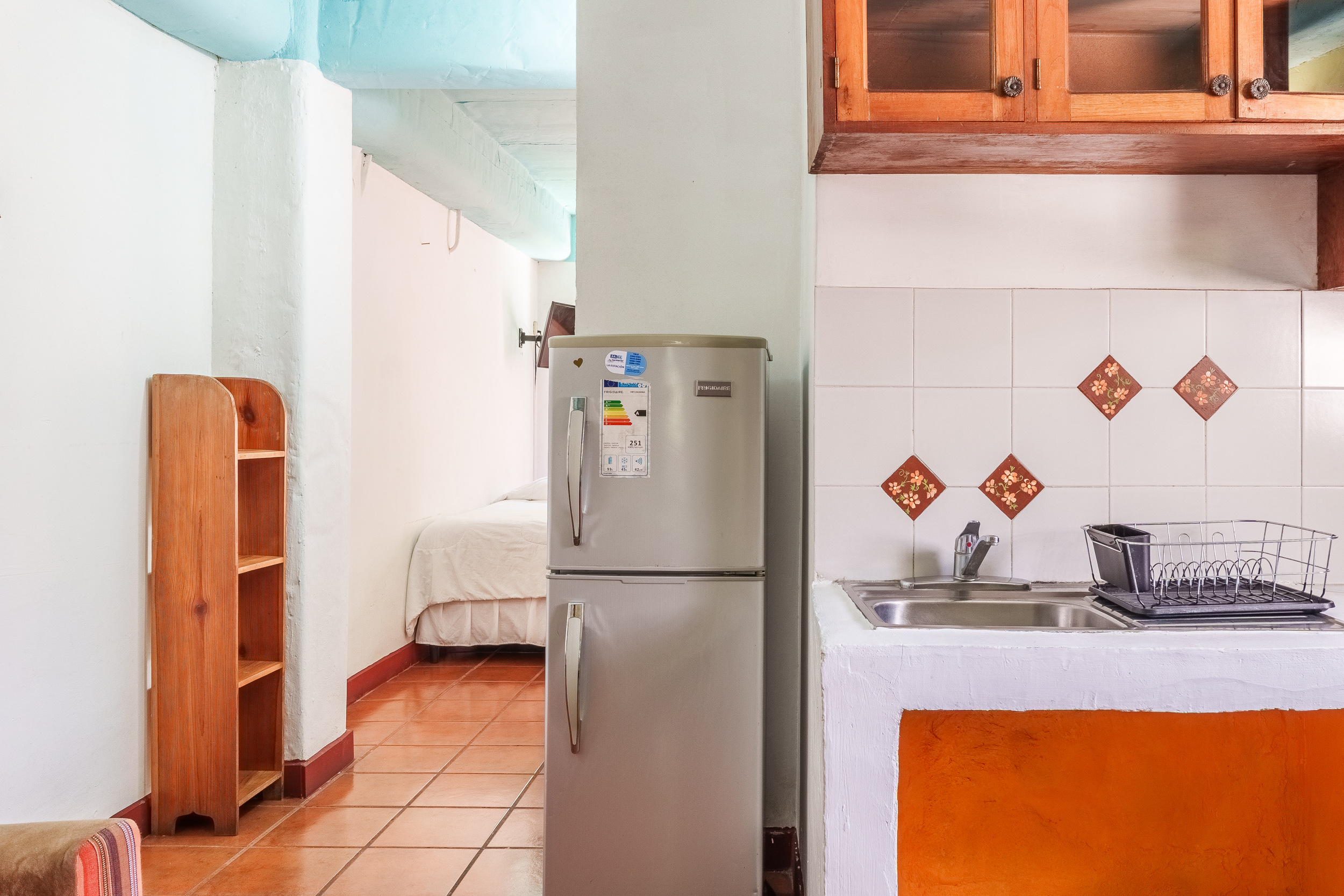 Serie de fotografía de arquitectura y fotografía documental empresarial realizada para Eco Suites Uxlabil en Ciudad de Guatemala, enfocada en retratar los espacios, al equipo y narrativa visual de la marca