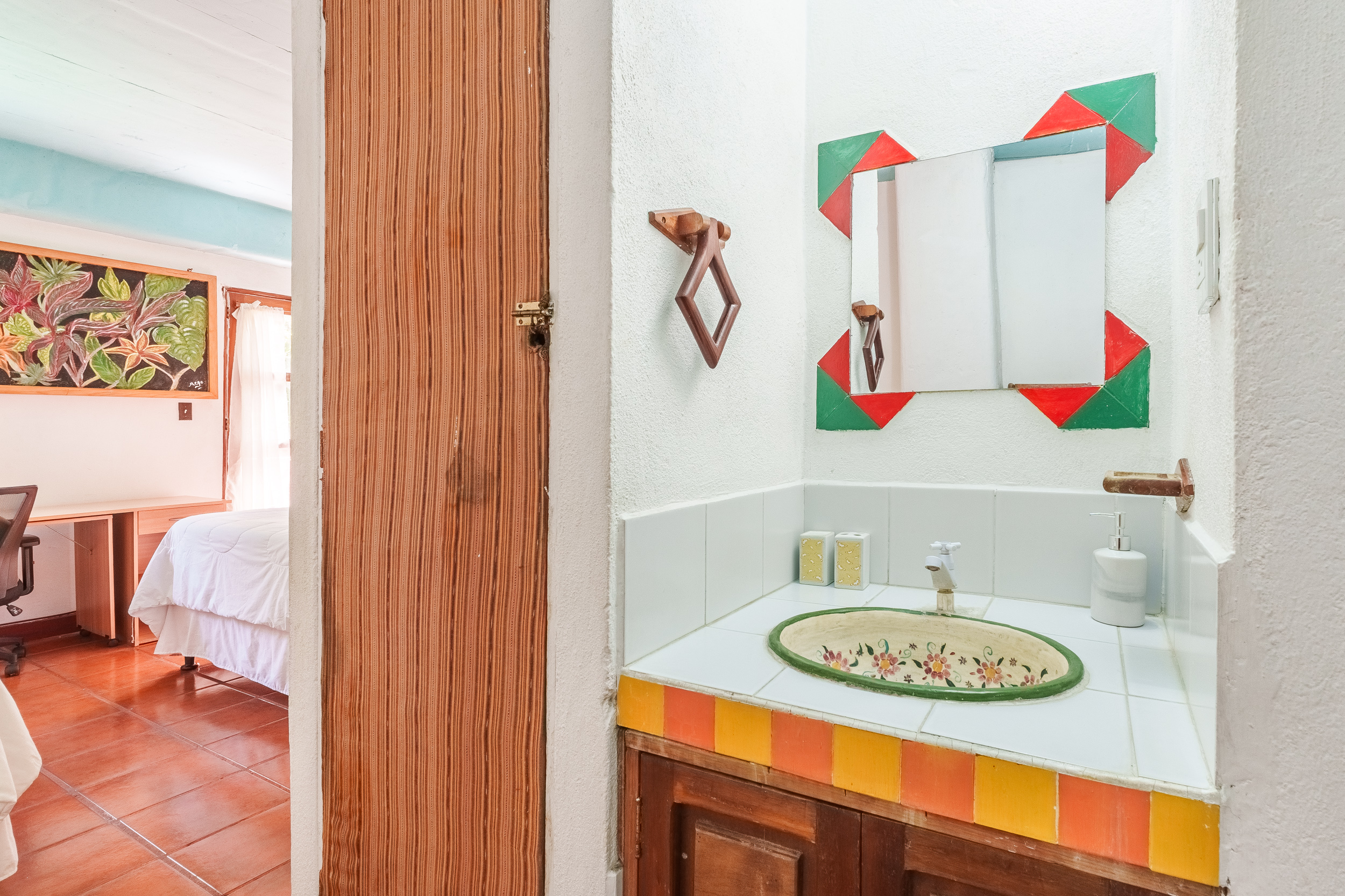 Serie de fotografía de arquitectura y fotografía documental empresarial realizada para Eco Suites Uxlabil en Ciudad de Guatemala, enfocada en retratar los espacios, al equipo y narrativa visual de la marca