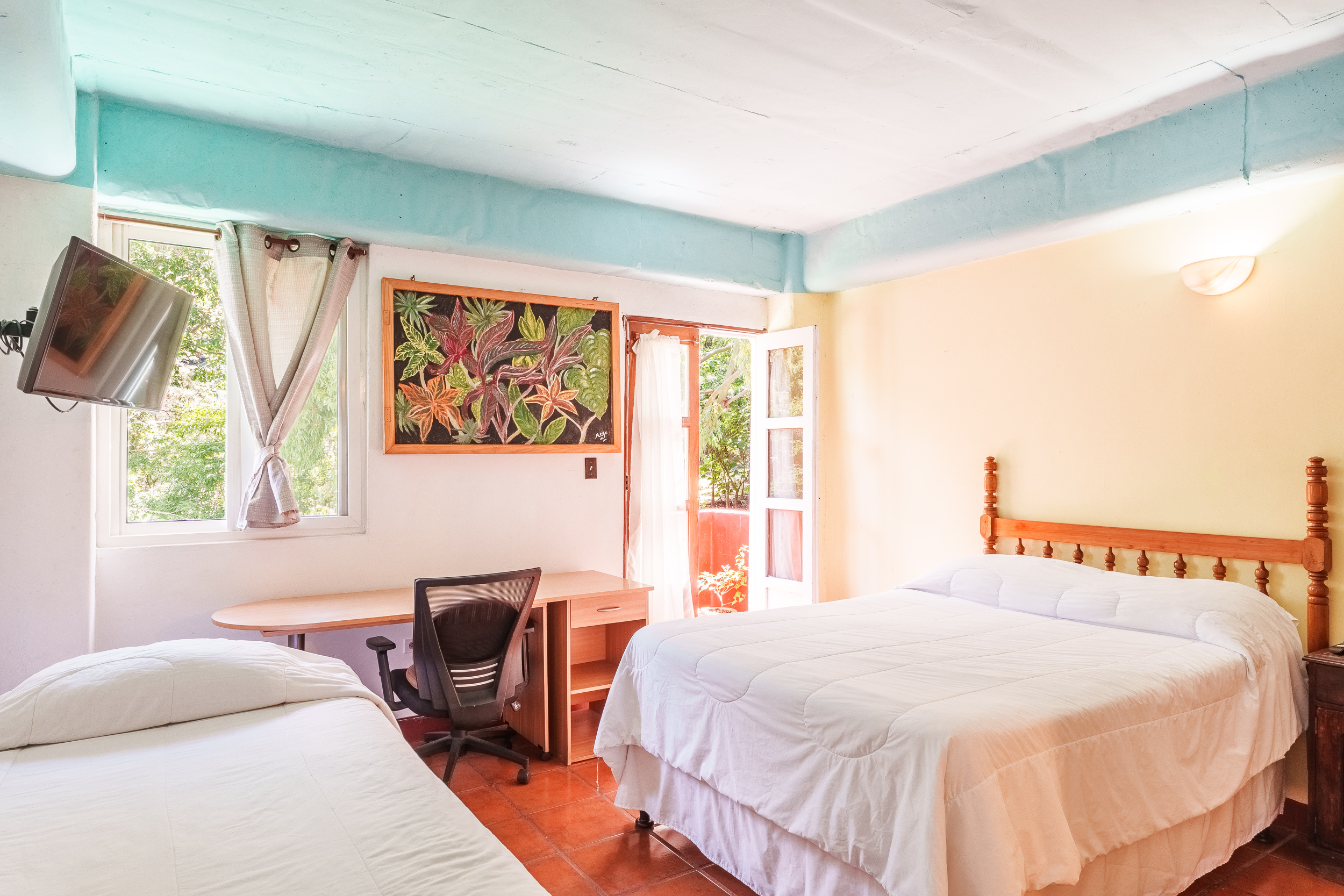 Serie de fotografía de arquitectura y fotografía documental empresarial realizada para Eco Suites Uxlabil en Ciudad de Guatemala, enfocada en retratar los espacios, al equipo y narrativa visual de la marca