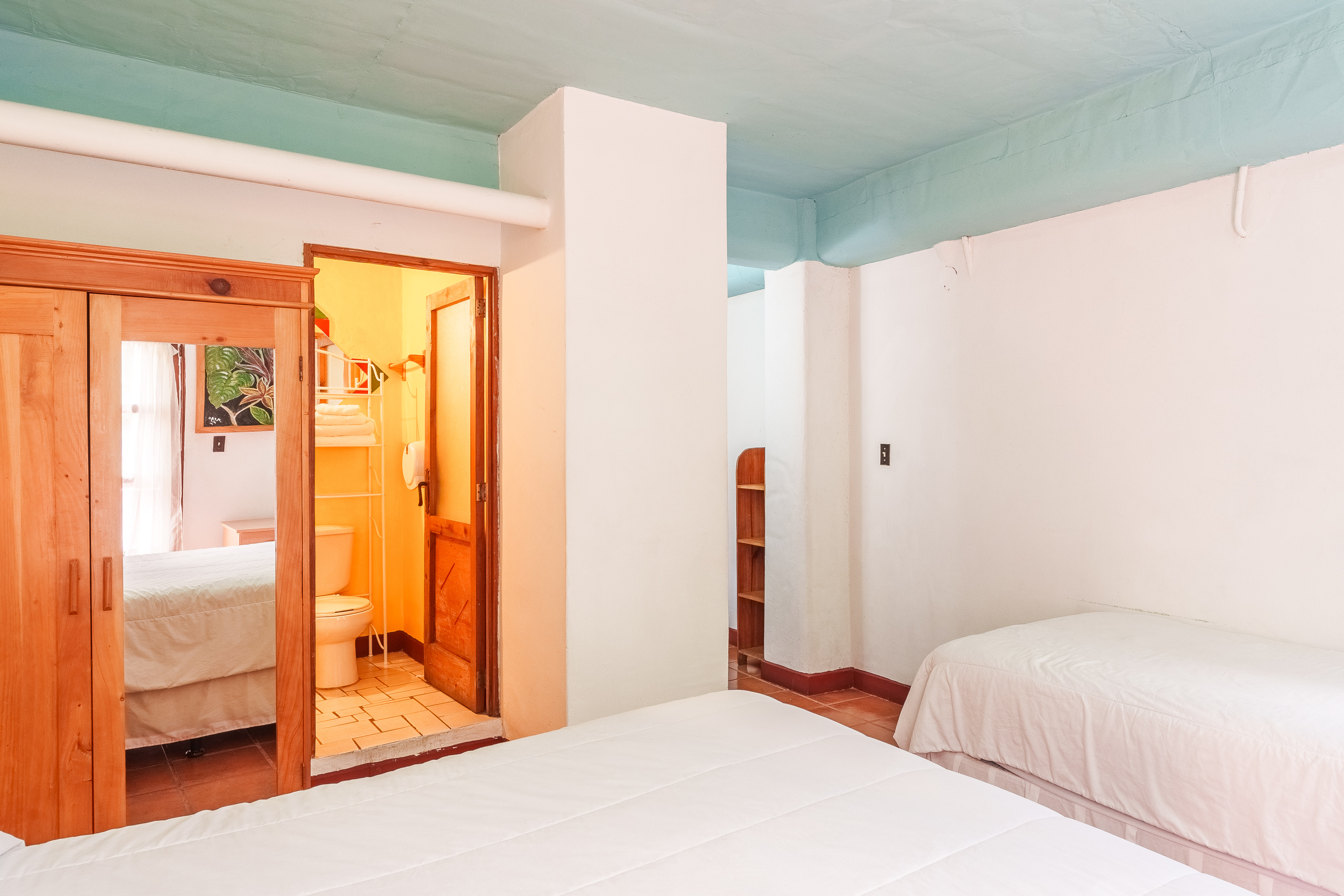 Serie de fotografía de arquitectura y fotografía documental empresarial realizada para Eco Suites Uxlabil en Ciudad de Guatemala, enfocada en retratar los espacios, al equipo y narrativa visual de la marca