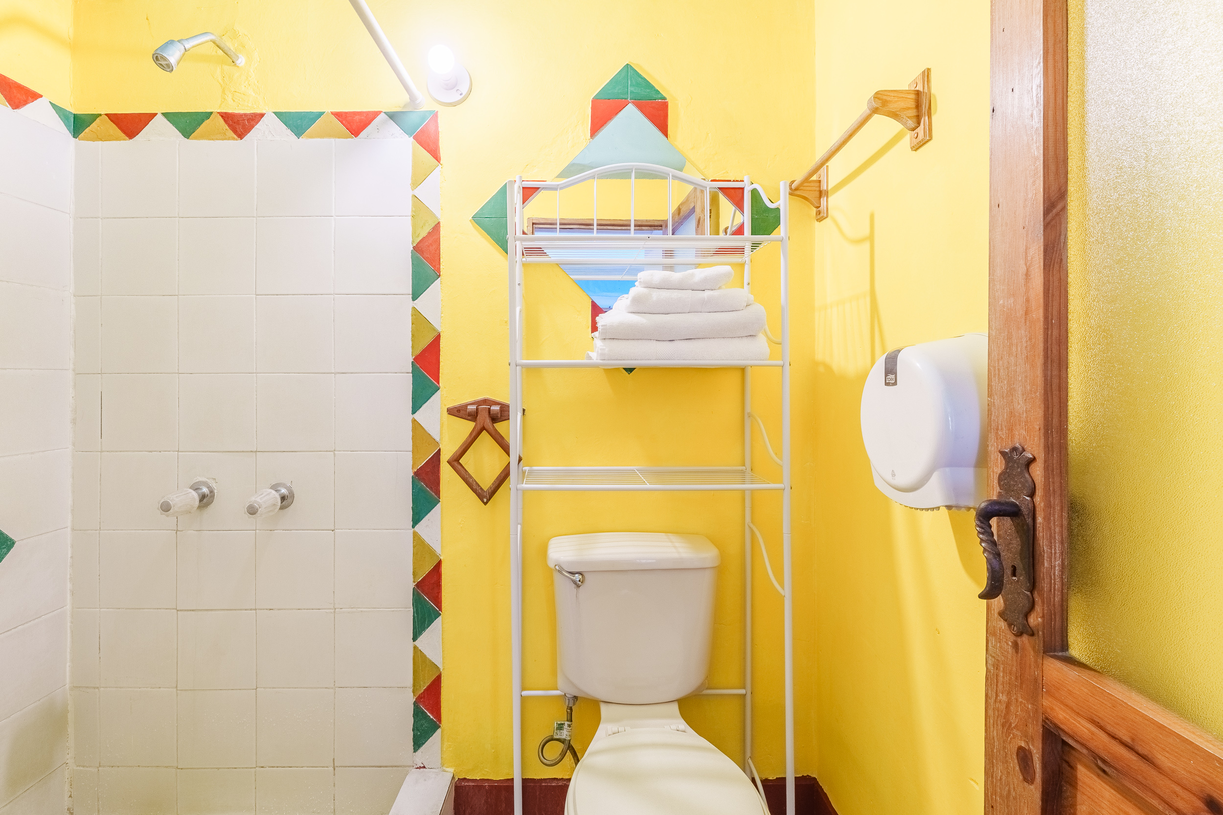 Serie de fotografía de arquitectura y fotografía documental empresarial realizada para Eco Suites Uxlabil en Ciudad de Guatemala, enfocada en retratar los espacios, al equipo y narrativa visual de la marca