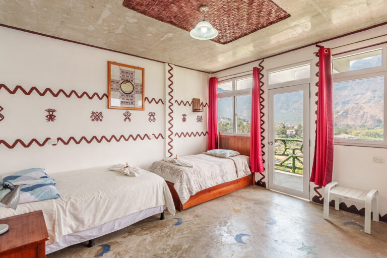 Serie de fotografía de arquitectura y fotografía documental empresarial realizada por Narrativas Digitales para Eco Hotel Uxlabil Atitlán en San Juan la Laguna, enfocada en retratar los espacios, al equipo y narrativa visual de la marca