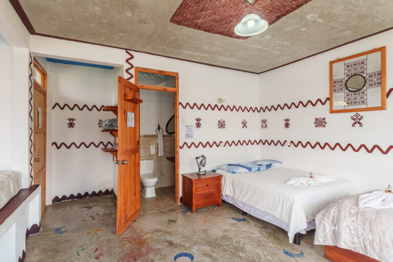 Serie de fotografía de arquitectura y fotografía documental empresarial realizada por Narrativas Digitales para Eco Hotel Uxlabil Atitlán en San Juan la Laguna, enfocada en retratar los espacios, al equipo y narrativa visual de la marca