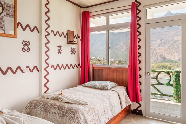 Serie de fotografía de arquitectura y fotografía documental empresarial realizada por Narrativas Digitales para Eco Hotel Uxlabil Atitlán en San Juan la Laguna, enfocada en retratar los espacios, al equipo y narrativa visual de la marca