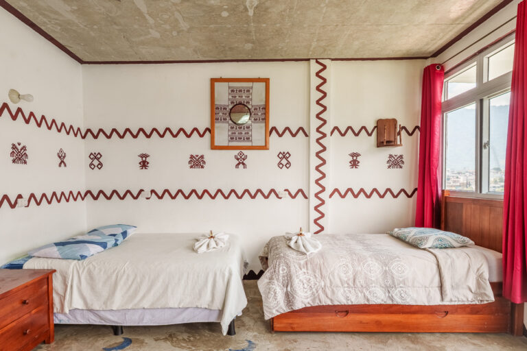 Serie de fotografía de arquitectura y fotografía documental empresarial realizada por Narrativas Digitales para Eco Hotel Uxlabil Atitlán en San Juan la Laguna, enfocada en retratar los espacios, al equipo y narrativa visual de la marca
