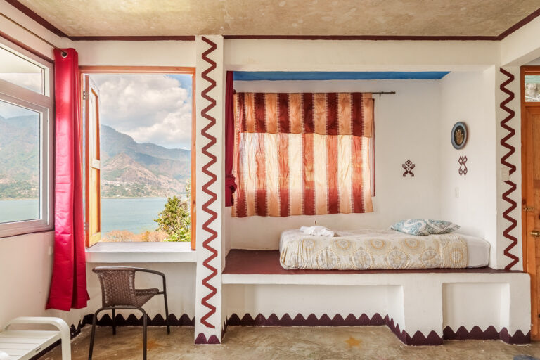 Serie de fotografía de arquitectura y fotografía documental empresarial realizada por Narrativas Digitales para Eco Hotel Uxlabil Atitlán en San Juan la Laguna, enfocada en retratar los espacios, al equipo y narrativa visual de la marca
