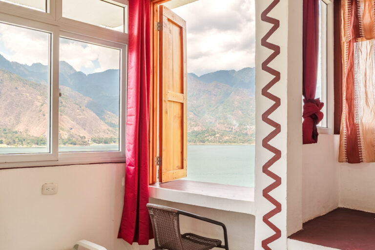 Serie de fotografía de arquitectura y fotografía documental empresarial realizada por Narrativas Digitales para Eco Hotel Uxlabil Atitlán en San Juan la Laguna, enfocada en retratar los espacios, al equipo y narrativa visual de la marca