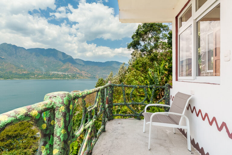 Serie de fotografía de arquitectura y fotografía documental empresarial realizada por Narrativas Digitales para Eco Hotel Uxlabil Atitlán en San Juan la Laguna, enfocada en retratar los espacios, al equipo y narrativa visual de la marca
