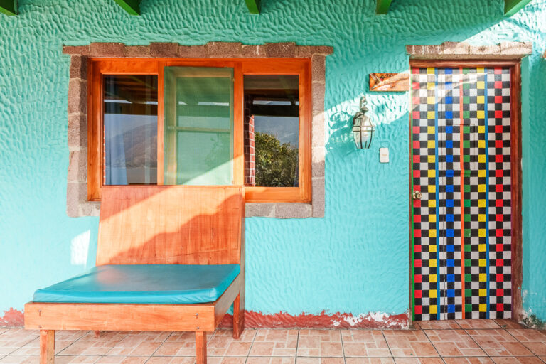 Serie de fotografía de arquitectura y fotografía documental empresarial realizada por Narrativas Digitales para Eco Hotel Uxlabil Atitlán en San Juan la Laguna, enfocada en retratar los espacios, al equipo y narrativa visual de la marca