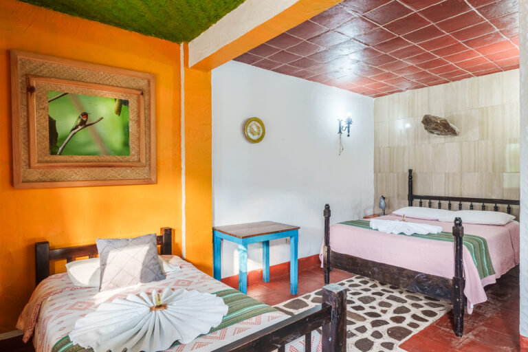 Serie de fotografía de arquitectura y fotografía documental empresarial realizada por Narrativas Digitales para Eco Hotel Uxlabil Atitlán en San Juan la Laguna, enfocada en retratar los espacios, al equipo y narrativa visual de la marca