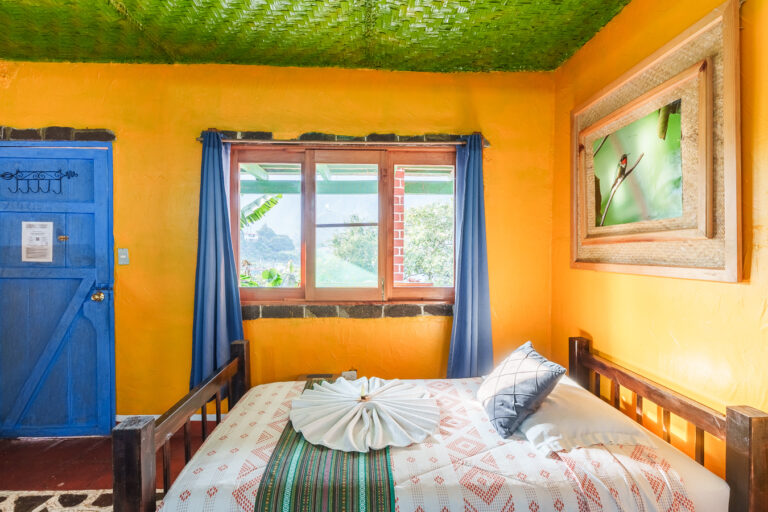 Serie de fotografía de arquitectura y fotografía documental empresarial realizada por Narrativas Digitales para Eco Hotel Uxlabil Atitlán en San Juan la Laguna, enfocada en retratar los espacios, al equipo y narrativa visual de la marca