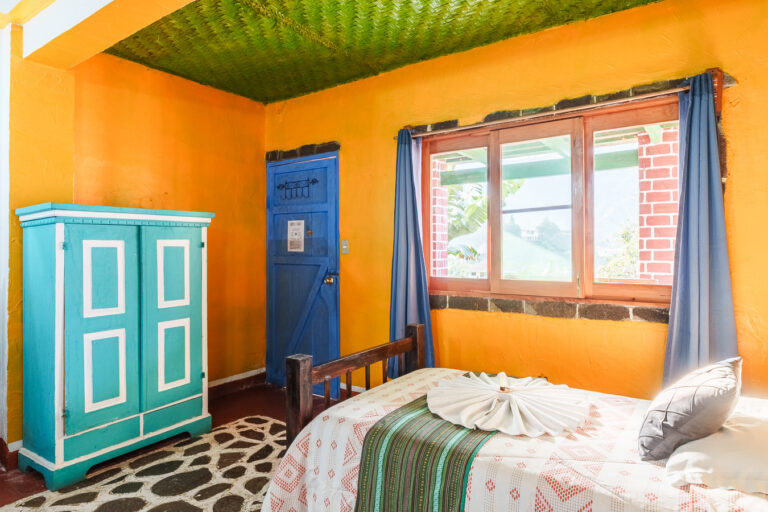 Serie de fotografía de arquitectura y fotografía documental empresarial realizada por Narrativas Digitales para Eco Hotel Uxlabil Atitlán en San Juan la Laguna, enfocada en retratar los espacios, al equipo y narrativa visual de la marca